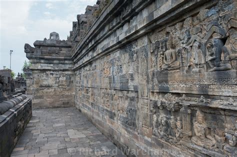 Borobudur Reliefs: Intricate Depictions of Buddhist Cosmology and Epic Narratives!