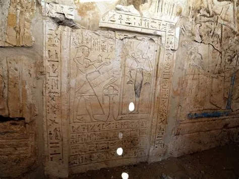 Sarcophagus of Menna: Intricate Hieroglyphs and Vivid Scenes of the Afterlife!